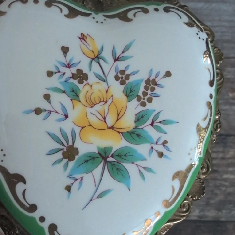 Vintage‎ Heart Jewelery Music Box, Rare Vintage Enamel Metal Footed Trinket Dish